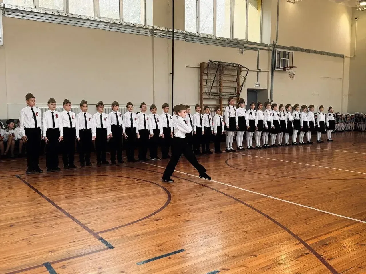 СМОТР СТРОЯ И ПЕСНИ🇷🇺 Сегодня в лицее состоялось традиционное мероприятие: смотр строя и песни среди