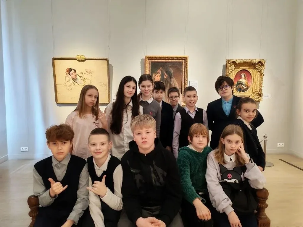 Сколько источников света на картине Васнецова "Ковёр-самолет"? Что символизирует гроздь винограда ил