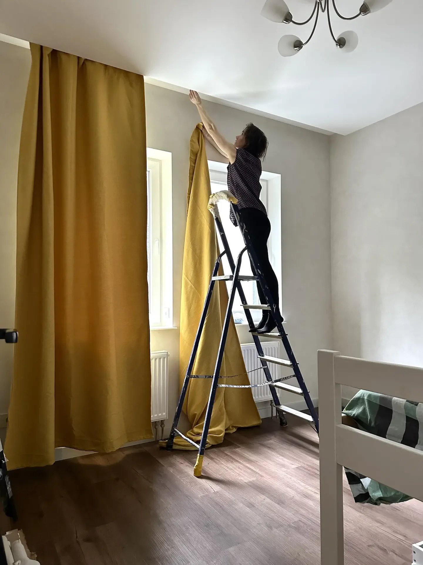 Мы переехали 🥳  Дома все верх дном, первый этаж еще не убран , приходится разуваться каждый раз у ле