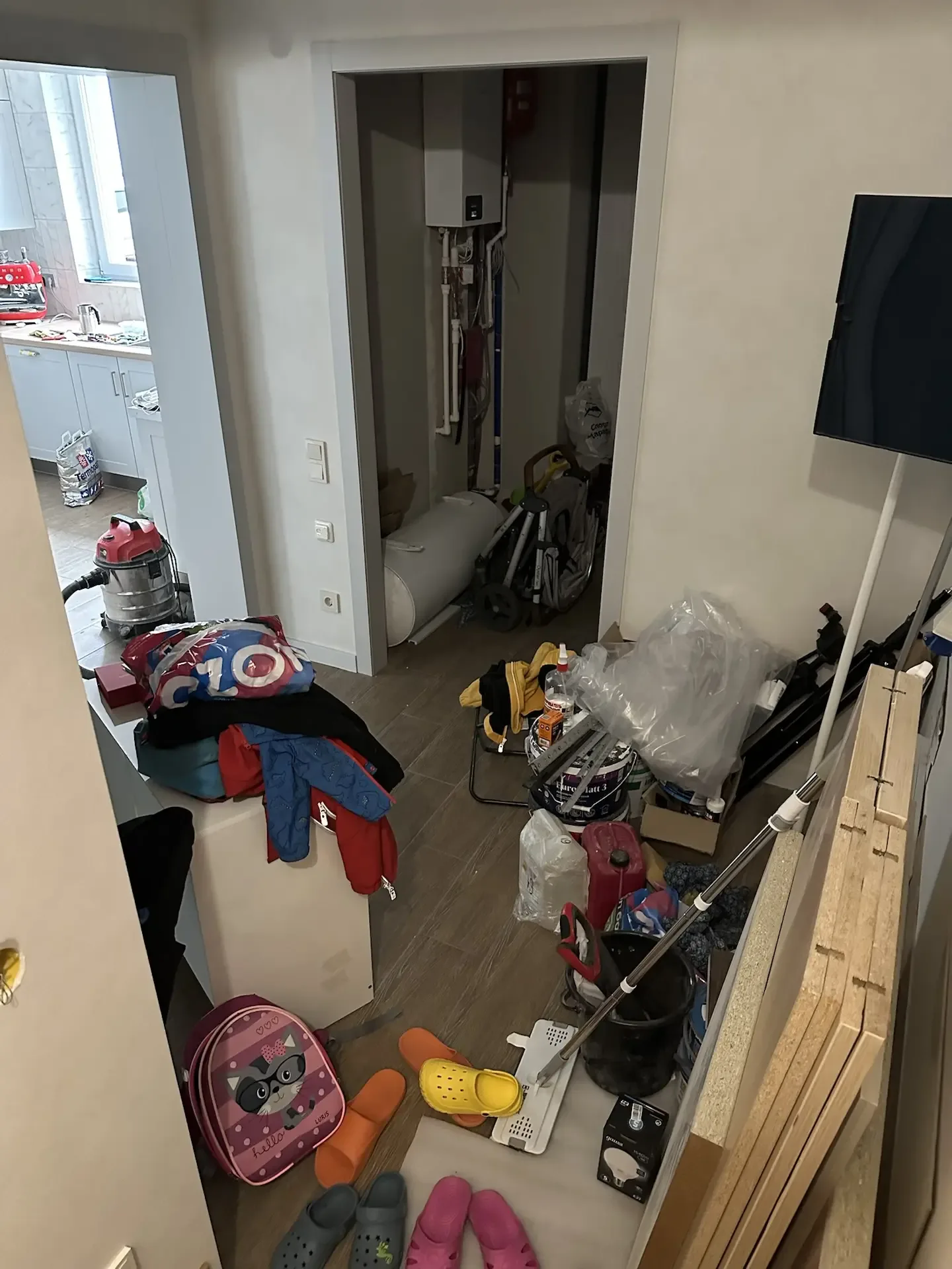 Мы переехали 🥳  Дома все верх дном, первый этаж еще не убран , приходится разуваться каждый раз у ле