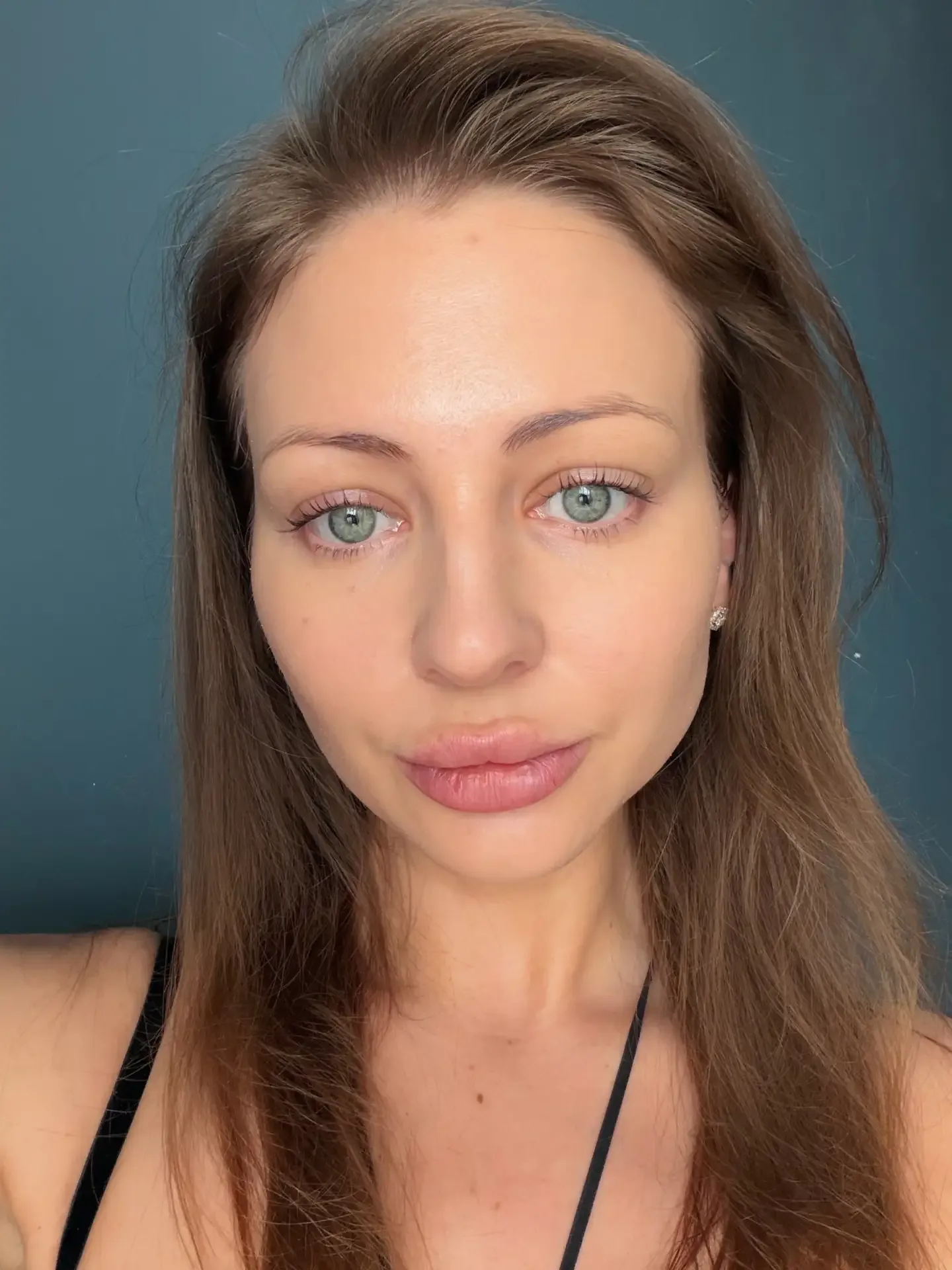 Мой любимый BB уже второй год – от бренда Skinjestique. Это мой личный сорт фотошопа без фотошопа.  