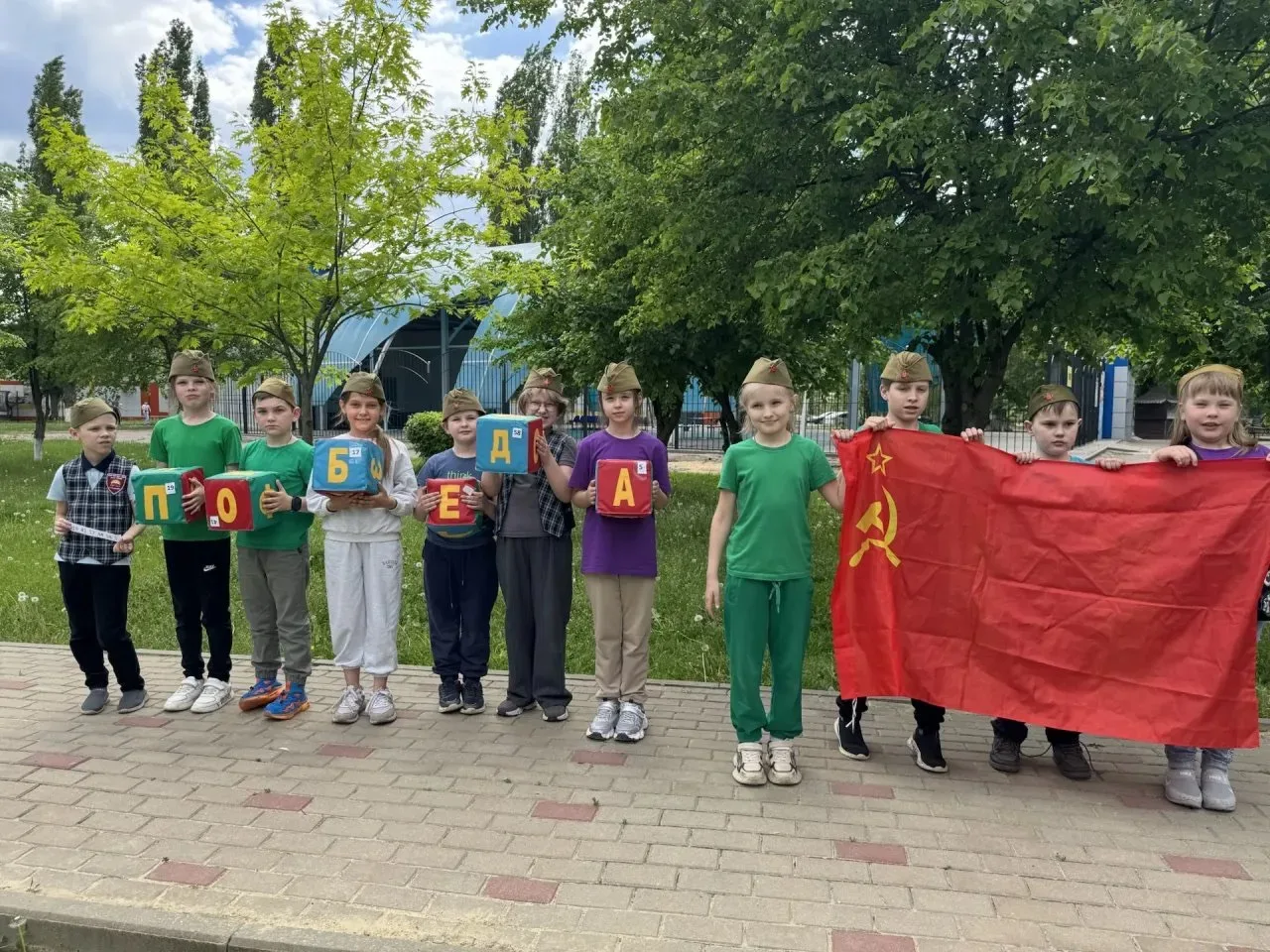 Сегодня в парке «Юбилейный» Орлята МБОУ “СОШ25 с УИОП им. Б.И.Рябцева» играли в военно-патриотическу