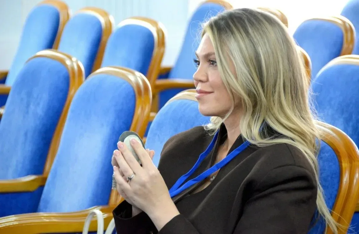 В апреле учитель-логопед нашей школы Анна Александровна Марьина-Рамонова с честью представила Нориль
