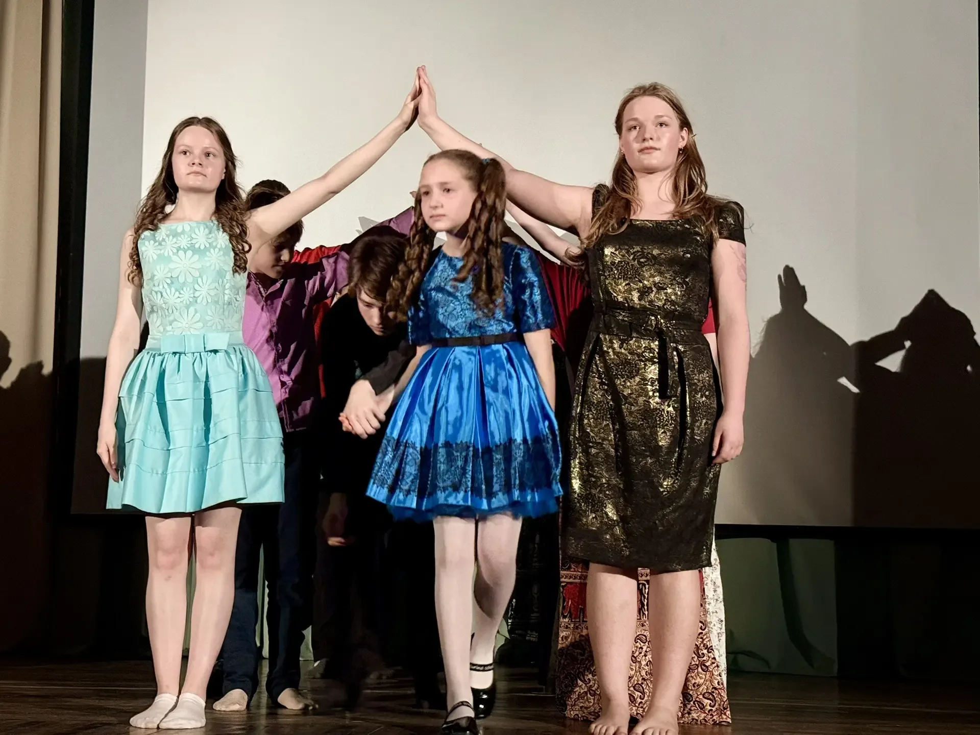 Этот год подарил нам много ярких театральных встреч 🎭 Мы увидели разные истории — и трогательные, и 