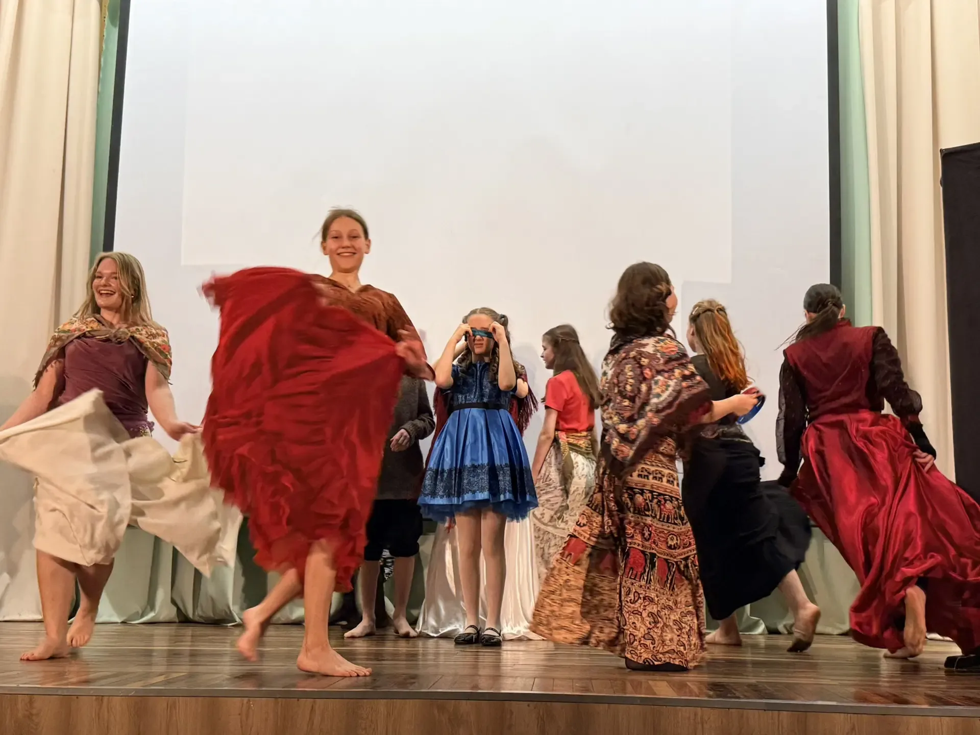 Этот год подарил нам много ярких театральных встреч 🎭 Мы увидели разные истории — и трогательные, и 