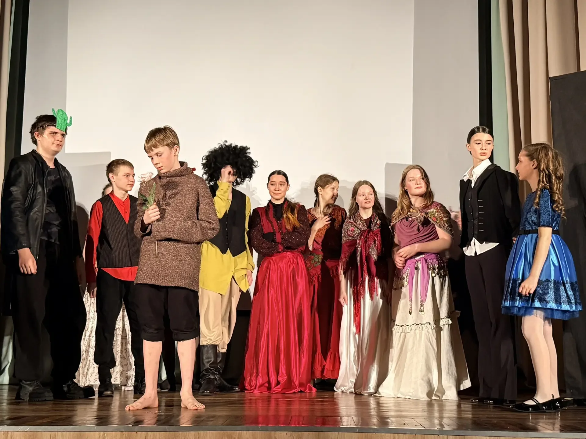 Этот год подарил нам много ярких театральных встреч 🎭 Мы увидели разные истории — и трогательные, и 