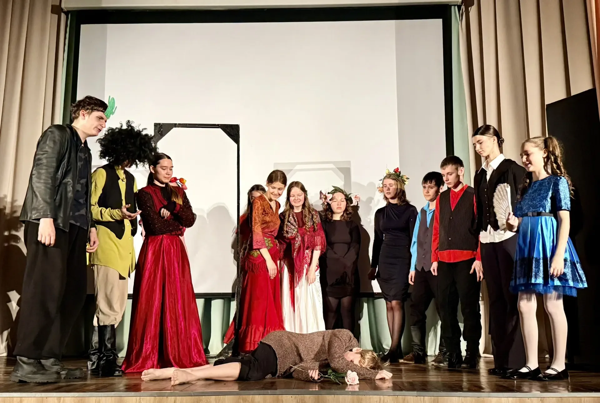 Этот год подарил нам много ярких театральных встреч 🎭 Мы увидели разные истории — и трогательные, и 