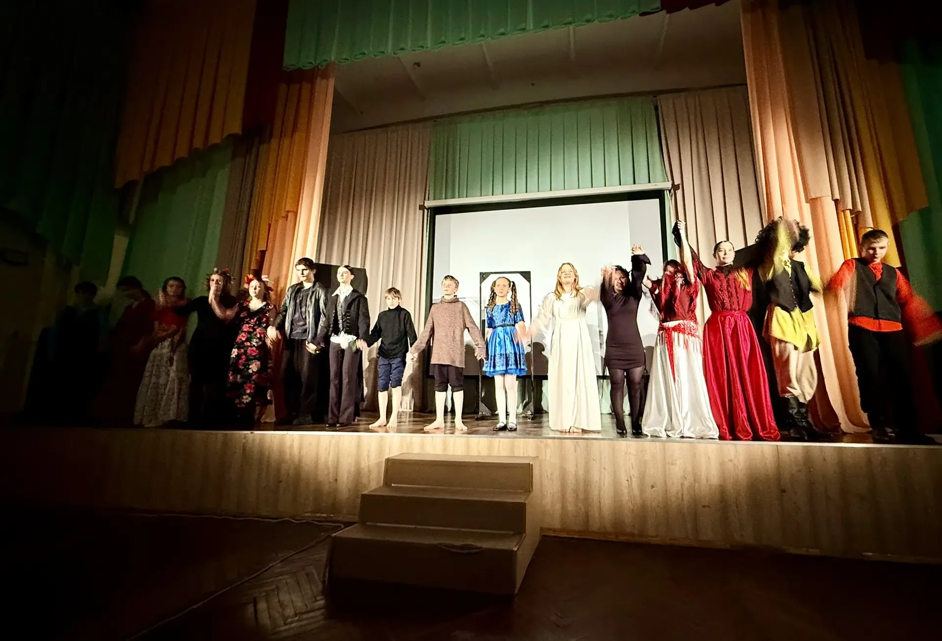 Этот год подарил нам много ярких театральных встреч 🎭 Мы увидели разные истории — и трогательные, и 