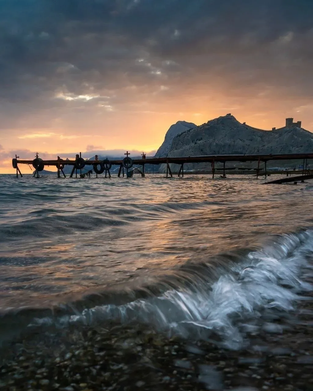 Весенний закат у моря в Судаке. Крым - ты прекрасен 🤎  📸 allkrim