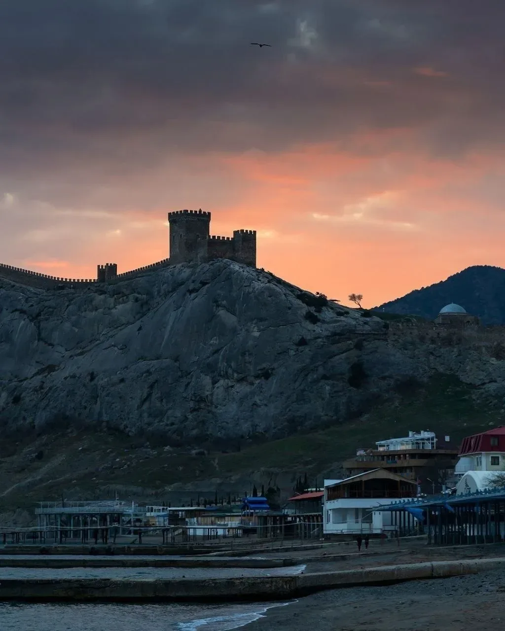 Весенний закат у моря в Судаке. Крым - ты прекрасен 🤎  📸 allkrim
