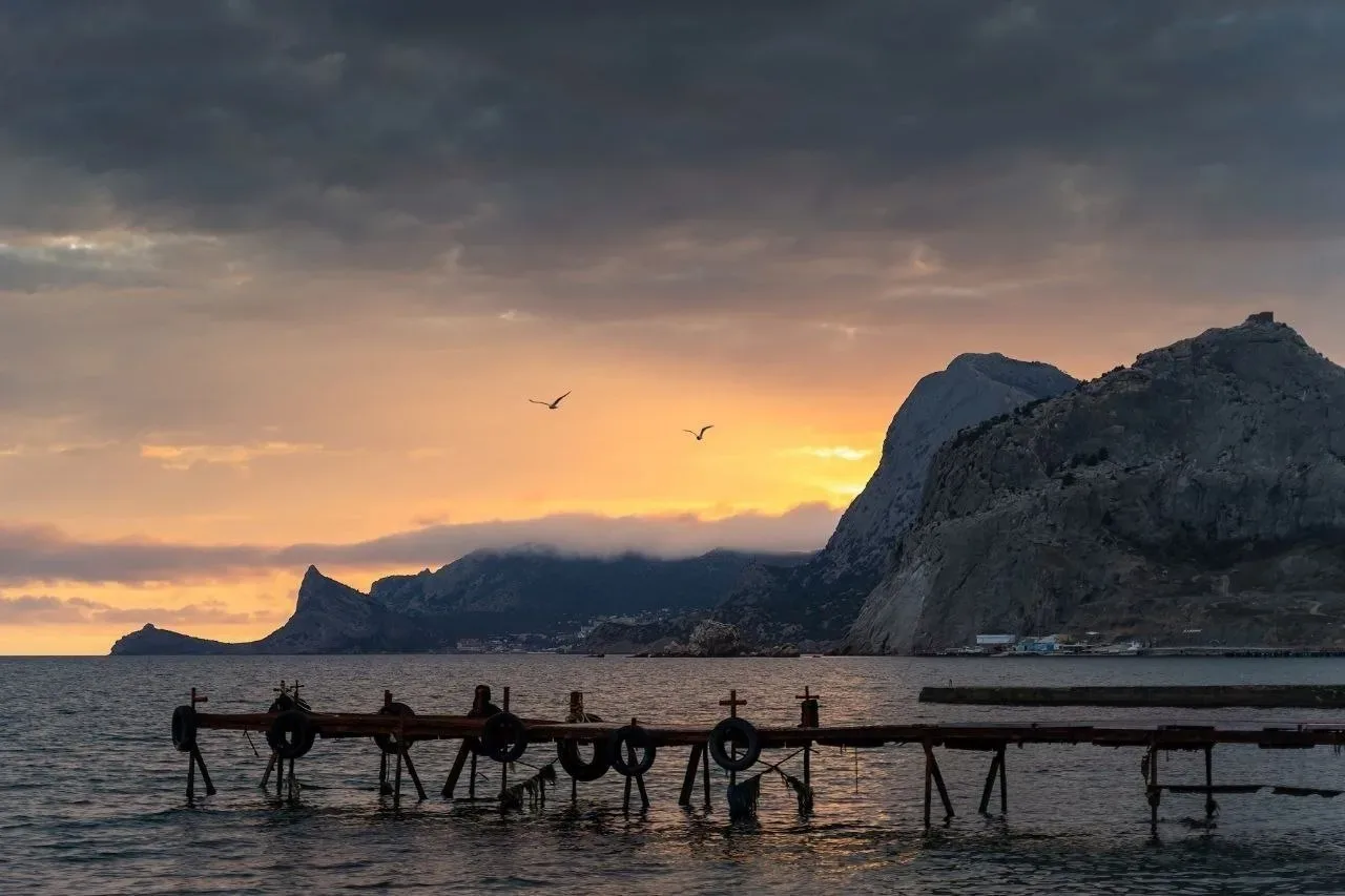 Весенний закат у моря в Судаке. Крым - ты прекрасен 🤎  📸 allkrim