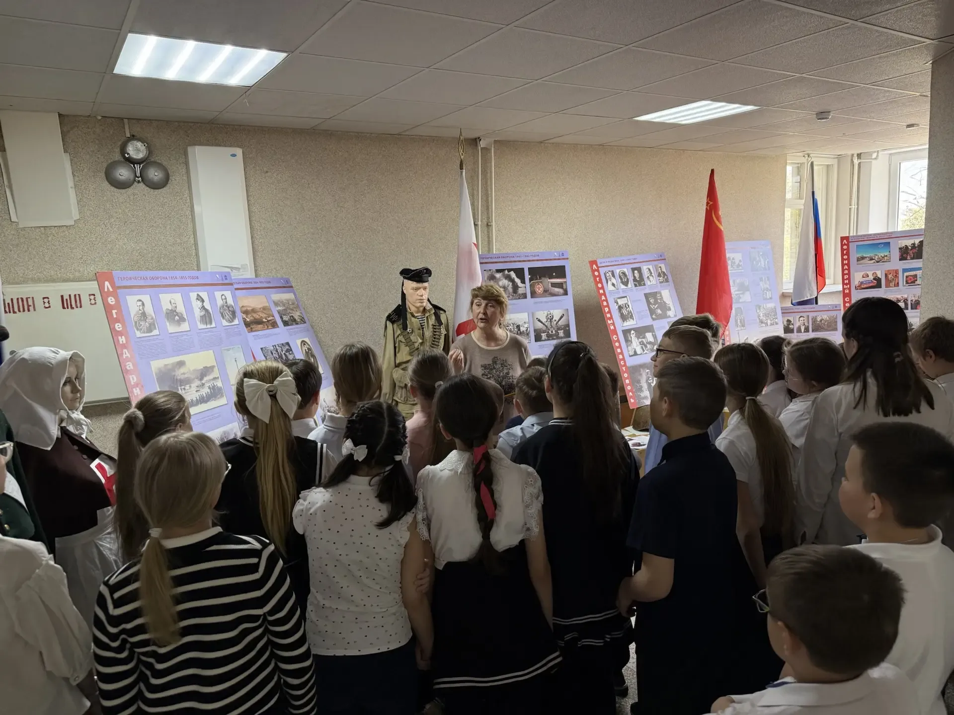 📜 Путешествие в историю: выставка «Легендарный Севастополь»  Учащиеся нашей школы стали участниками 