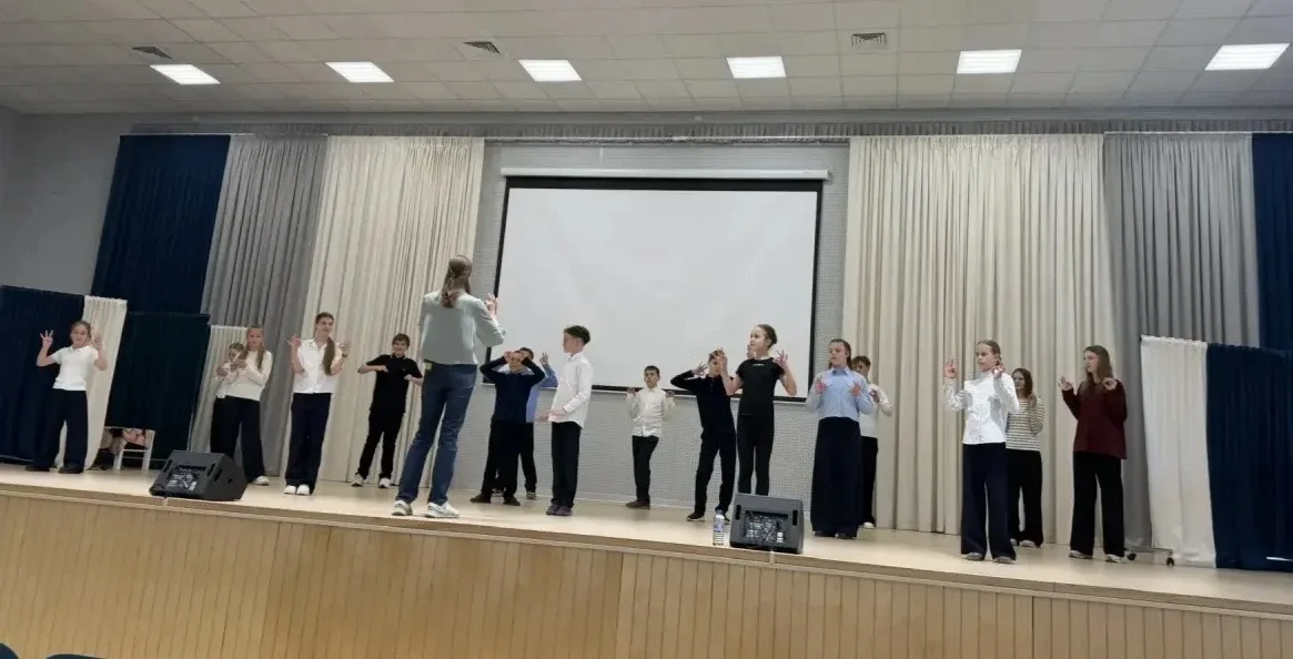 Мастер-класс от заслуженной актрисы для театральной студии «Закулисье»!   🎭Для школьной театральной 
