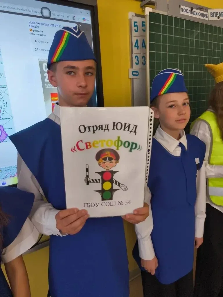 🚦 Отряд ЮИД «Светофор» раскрыл секреты безопасности на дороге!  Наш отряд ЮИД «Светофор» провёл позн