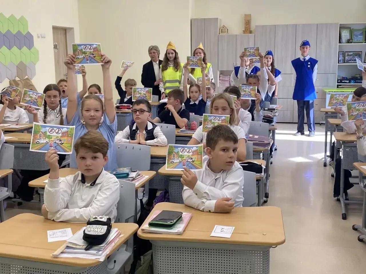 🚦 Отряд ЮИД «Светофор» раскрыл секреты безопасности на дороге!  Наш отряд ЮИД «Светофор» провёл позн