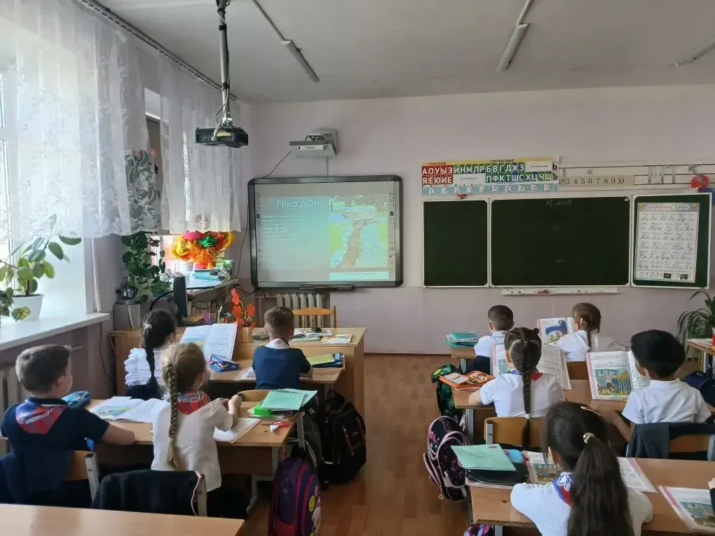 С 12 по 15 мая в МБОУ: Романовская СОШ прошли мероприятия, приуроченные ко Дню реки Дон. Классные ру