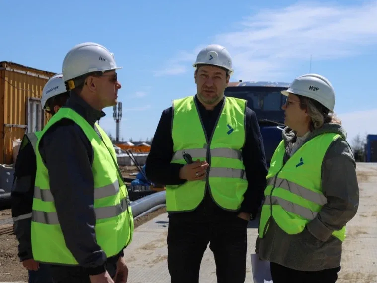 🏗 В Корсакове продолжается строительство жилого комплекса «Сердце Сахалина».  На строительной площад