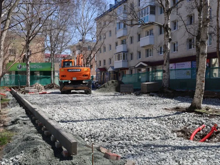 🌿 В Корсаковском муниципальном округе продолжается масштабная работа по благоустройству общественных