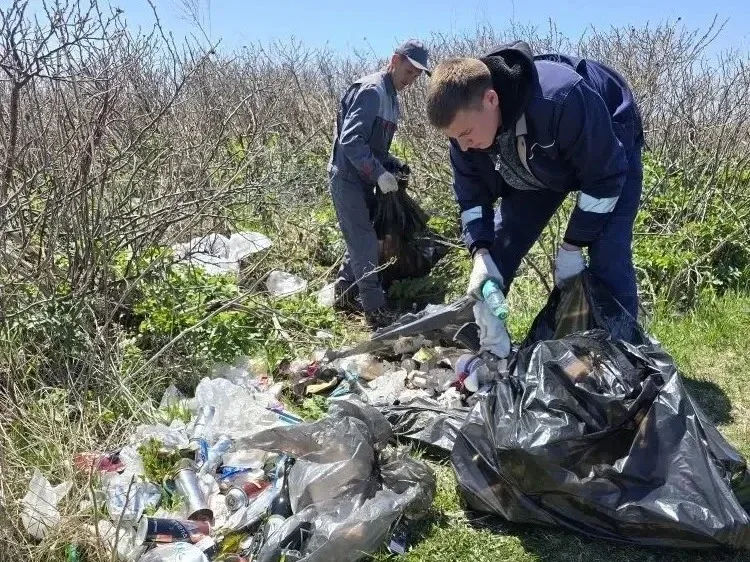 🌿 «Чистый парк»: в Корсаковском округе продолжаются экологические акции.  Очередная акция по уборке 