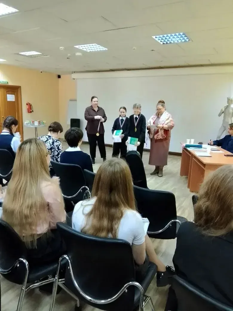 Поздравляем Алерборн Лизу и Ворошилову Сашу с блестящим выступлением на городском этапе Научно-практ