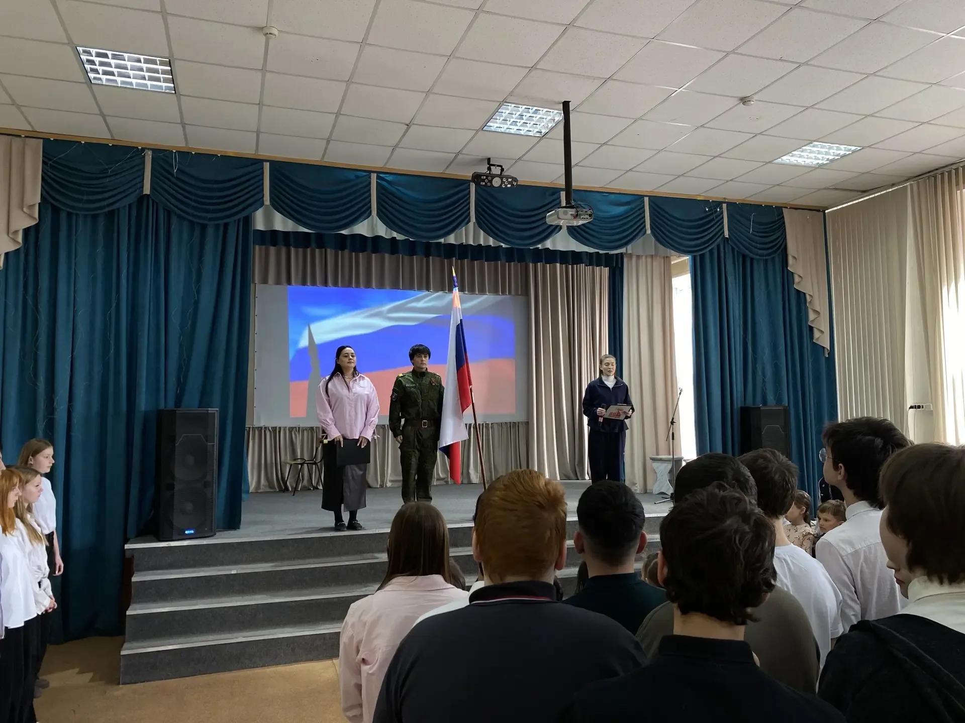 Сегодня в нашей школе прошла торжественная линейка. Мы говорили о вечном — о ценностях, которые дела