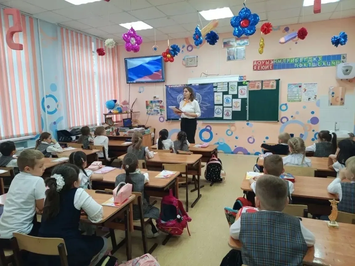 📆«Один день из жизни советника директора по воспитанию»  Мы ученики 8х классов ,активисты ученическо
