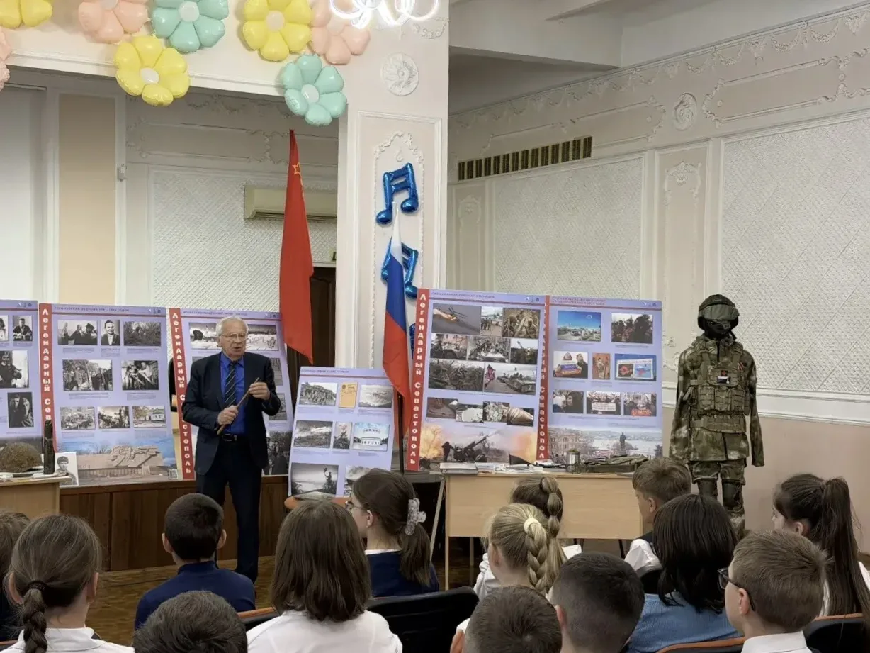 В нашей гимназии побывала передвижная выставка «Легендарный Севастополь»  Севастополь имеет богатую 