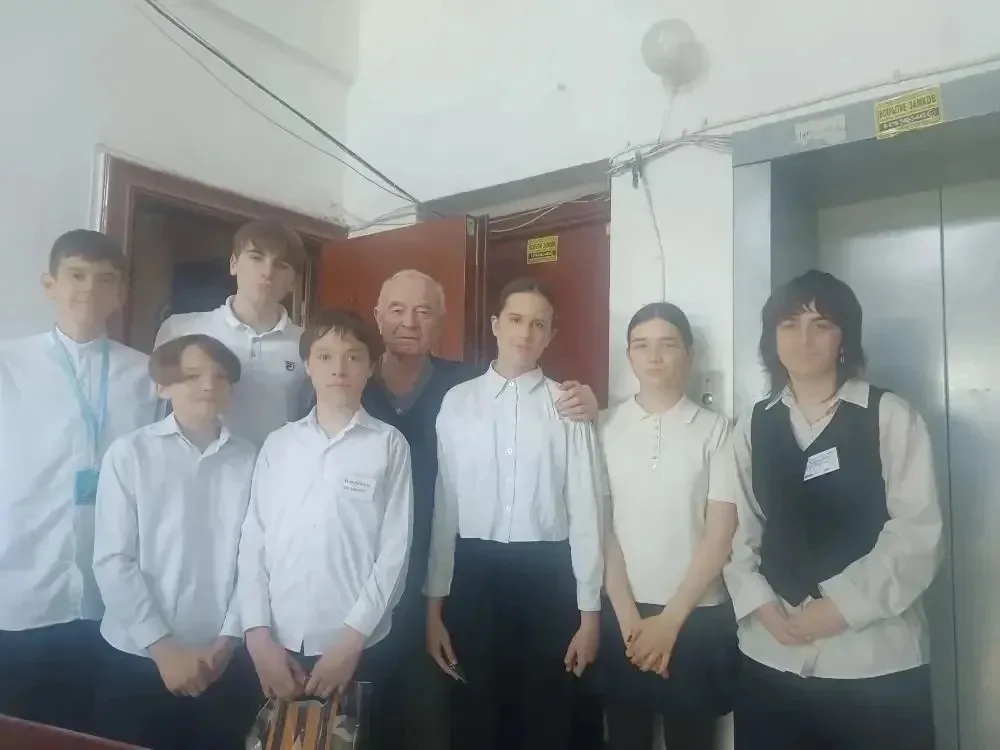 Гимназисты в День Победы присоединились к акции «С добрым утром, Ветеран!» и поздравили наших защитн
