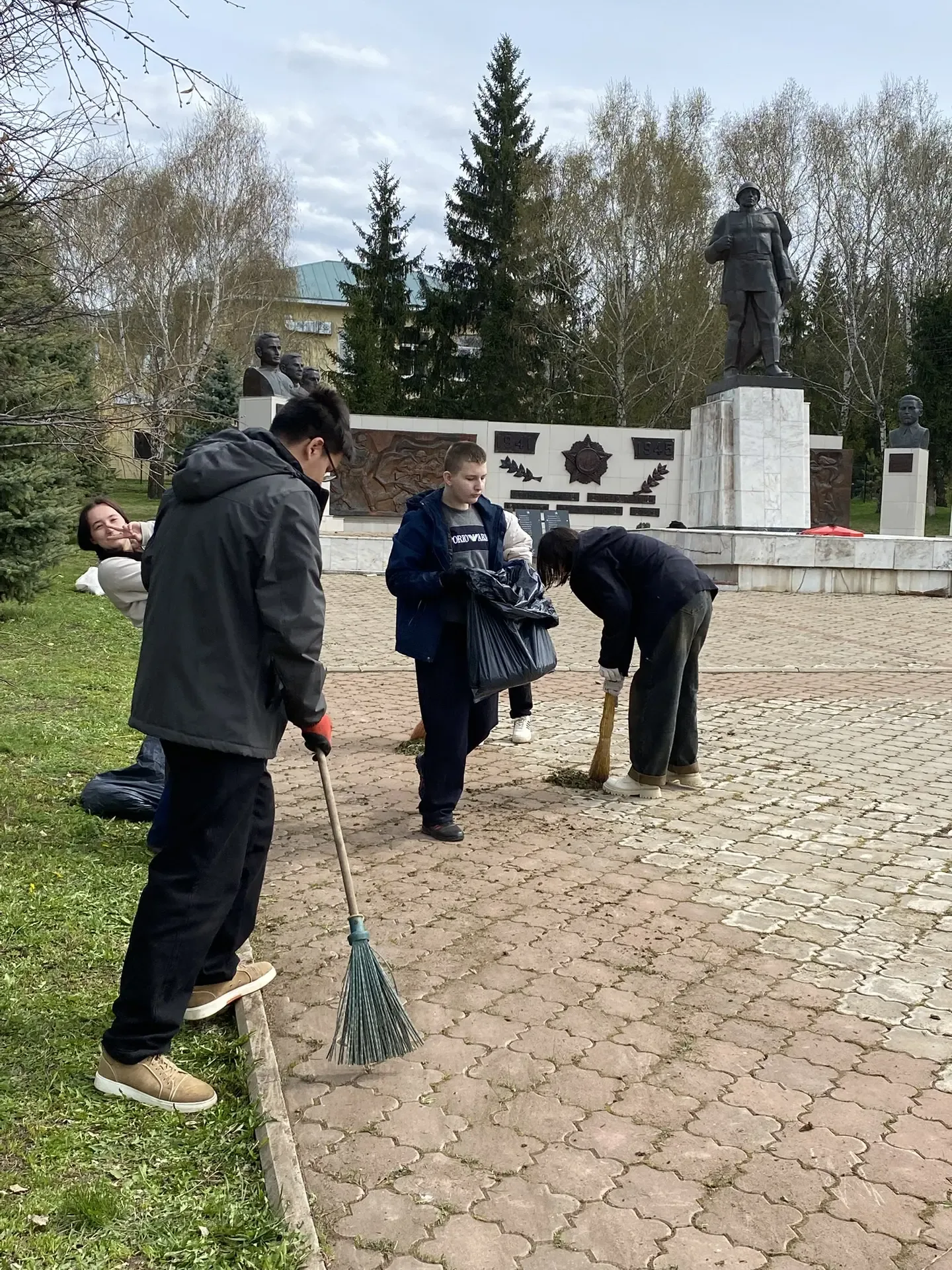 Сегодня в нашей школе прошел дружный субботник. Спасибо всем педагогическим работникам, ребятам за д
