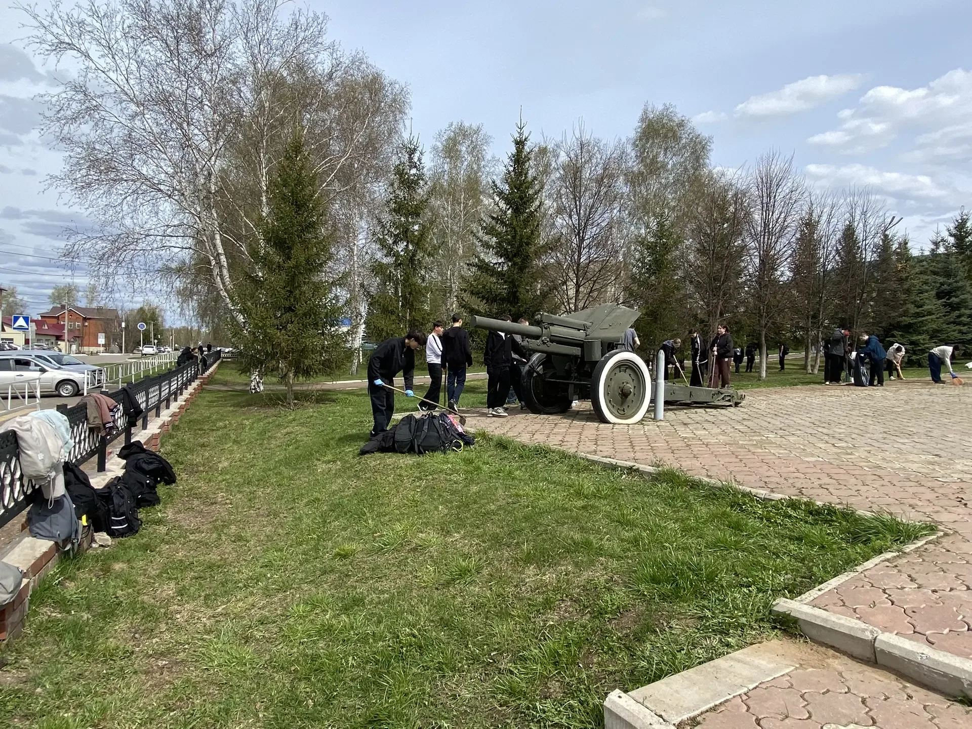 Сегодня в нашей школе прошел дружный субботник. Спасибо всем педагогическим работникам, ребятам за д
