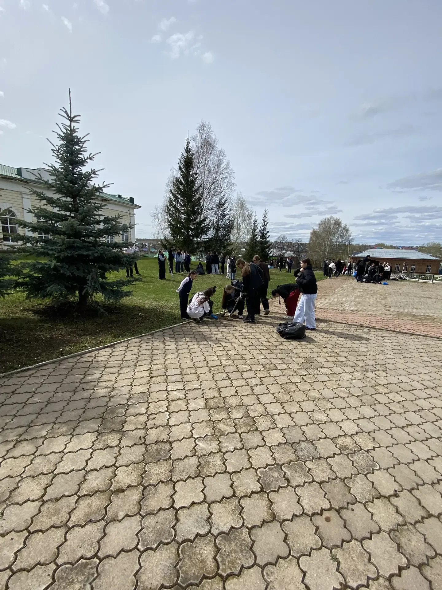 Сегодня в нашей школе прошел дружный субботник. Спасибо всем педагогическим работникам, ребятам за д