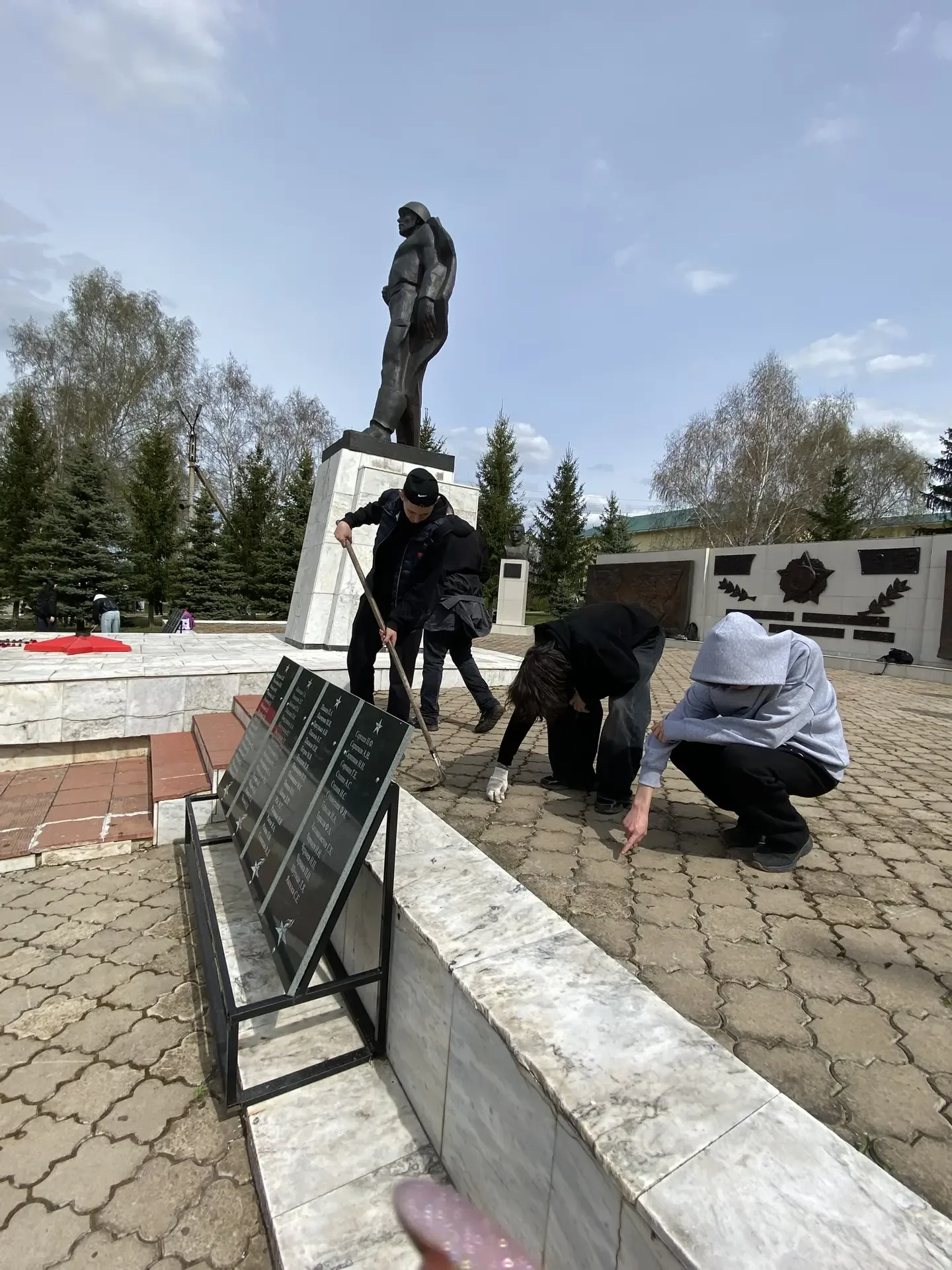 Сегодня в нашей школе прошел дружный субботник. Спасибо всем педагогическим работникам, ребятам за д