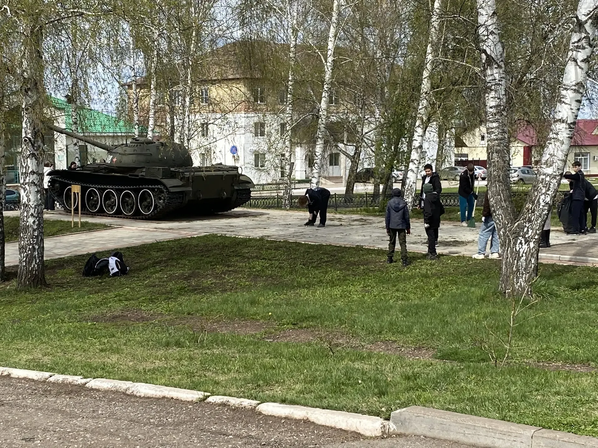 Сегодня в нашей школе прошел дружный субботник. Спасибо всем педагогическим работникам, ребятам за д