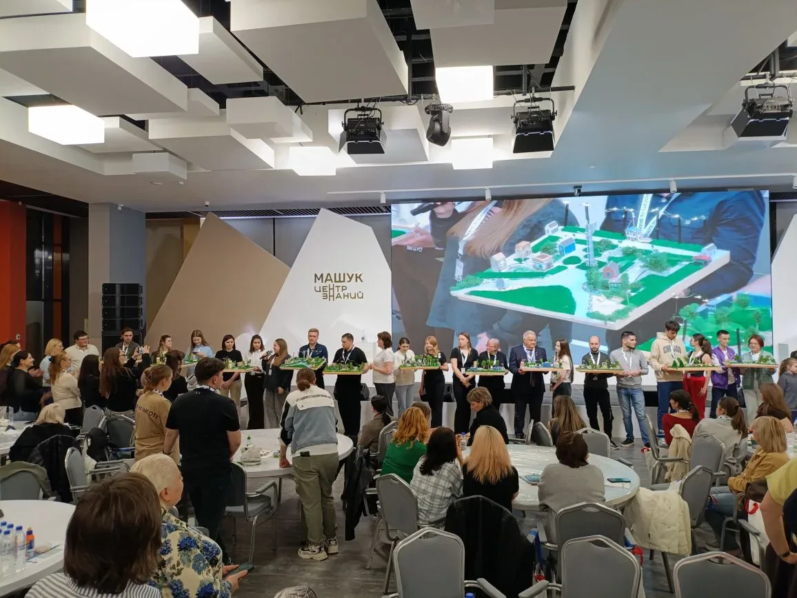 День знакомства завершился командной игрой «Город мечты».  Задача Команды строят общий город. У кажд