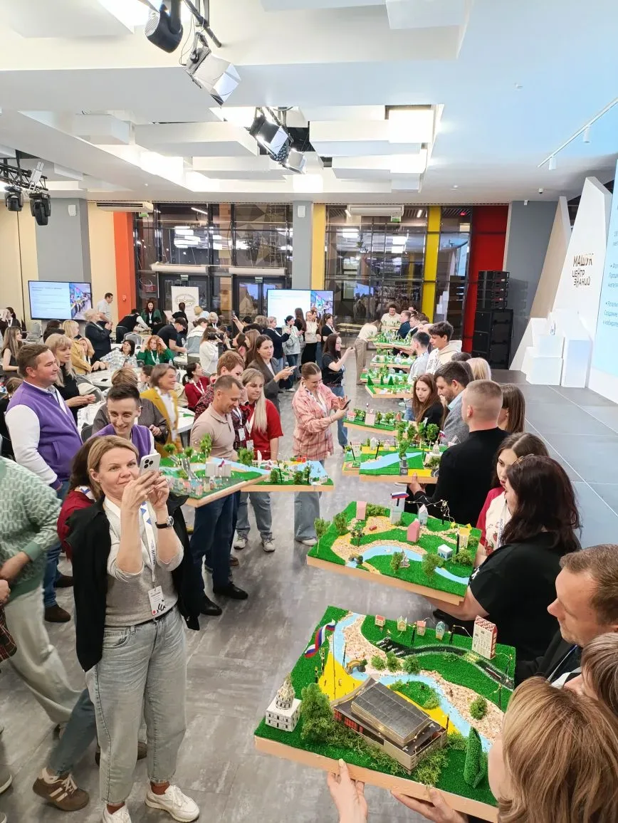 День знакомства завершился командной игрой «Город мечты».  Задача Команды строят общий город. У кажд