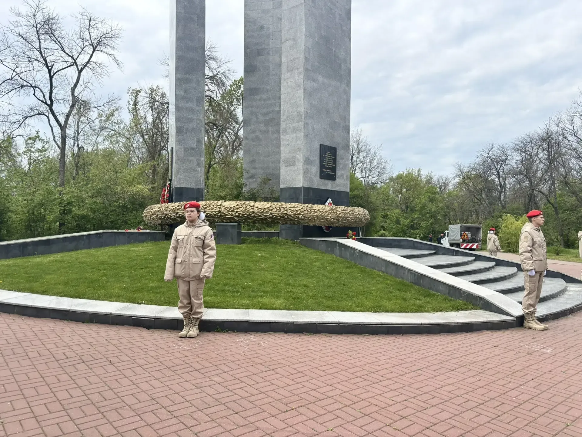 81 год спустя. Мы помним их подвиг.  Сегодня наша школа в лице исполняющего обязанности директора Ел