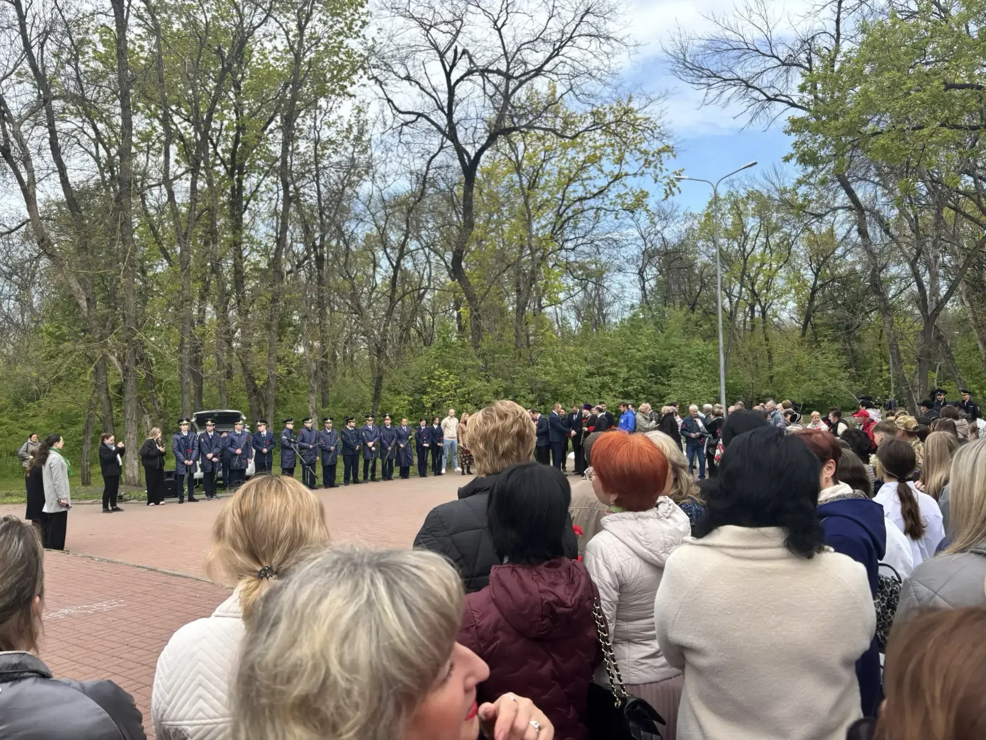 81 год спустя. Мы помним их подвиг.  Сегодня наша школа в лице исполняющего обязанности директора Ел