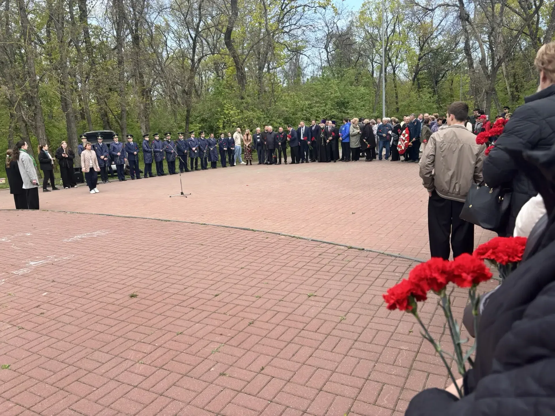 81 год спустя. Мы помним их подвиг.  Сегодня наша школа в лице исполняющего обязанности директора Ел