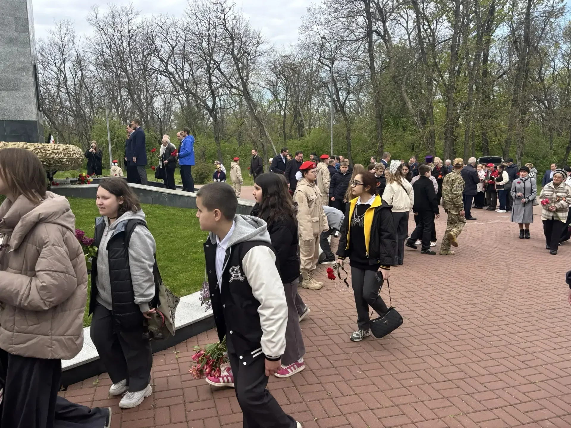 81 год спустя. Мы помним их подвиг.  Сегодня наша школа в лице исполняющего обязанности директора Ел