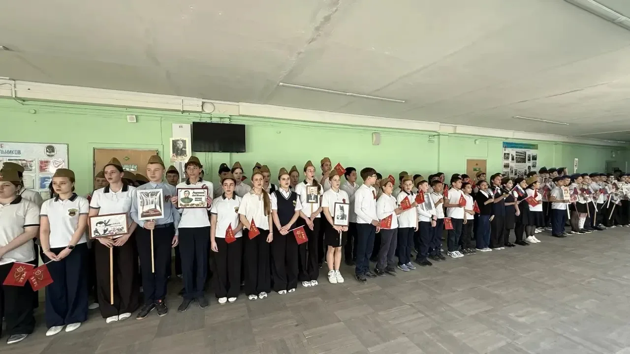 🇷🇺МИТИНГ🇷🇺  В преддверии 9 мая в нашей школе прошел торжественный митинг, посвященный 81-й годовщине