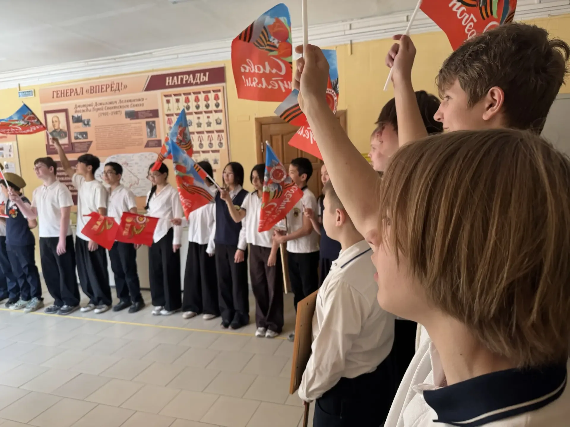 🇷🇺МИТИНГ🇷🇺  В преддверии 9 мая в нашей школе прошел торжественный митинг, посвященный 81-й годовщине