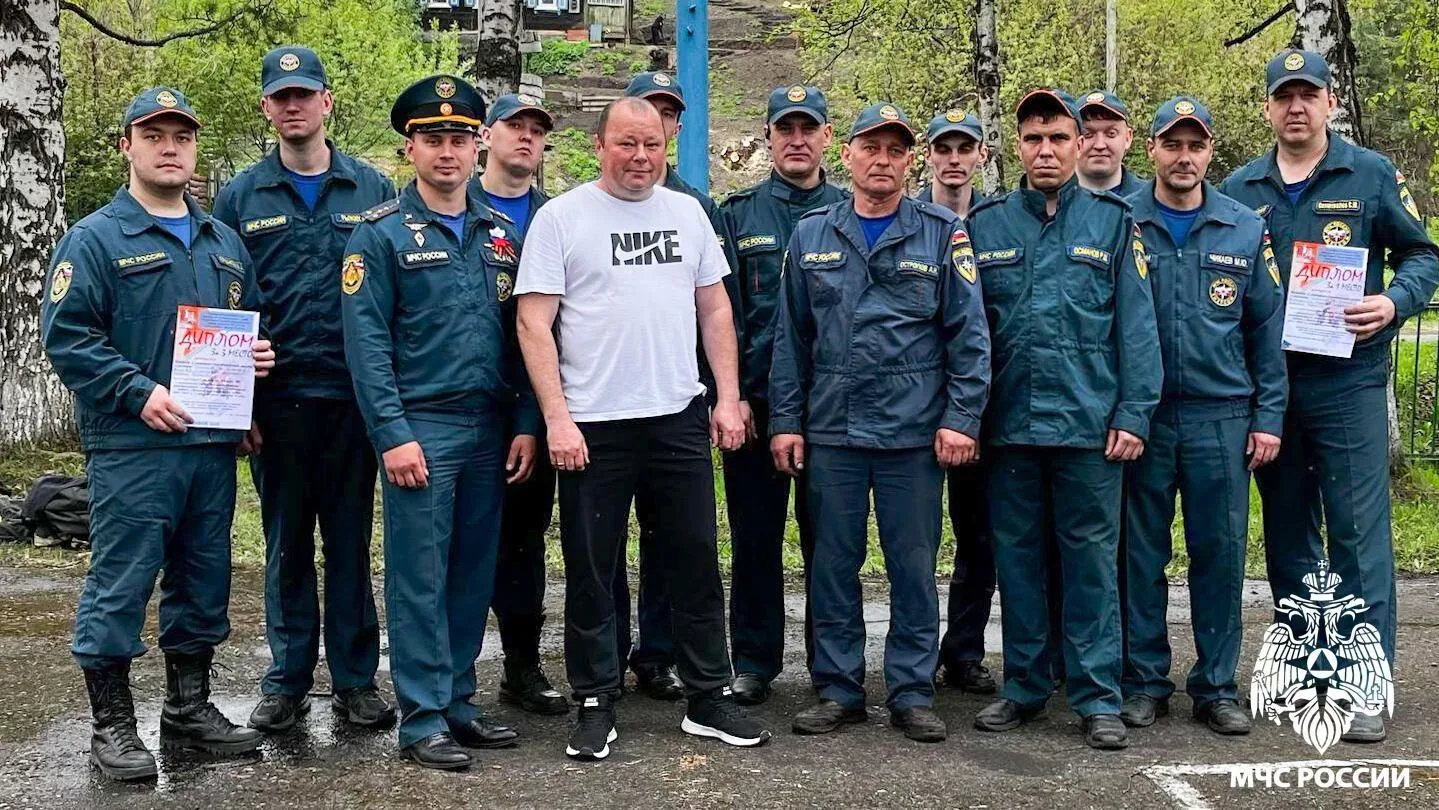 🔥 Кто быстрее подаст воду и заберется на третий этаж?  В Осинниках прошли гарнизонные соревнования п