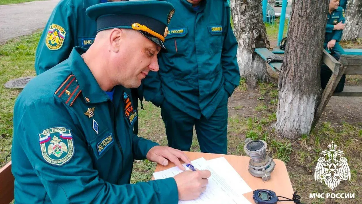 🔥 Кто быстрее подаст воду и заберется на третий этаж?  В Осинниках прошли гарнизонные соревнования п