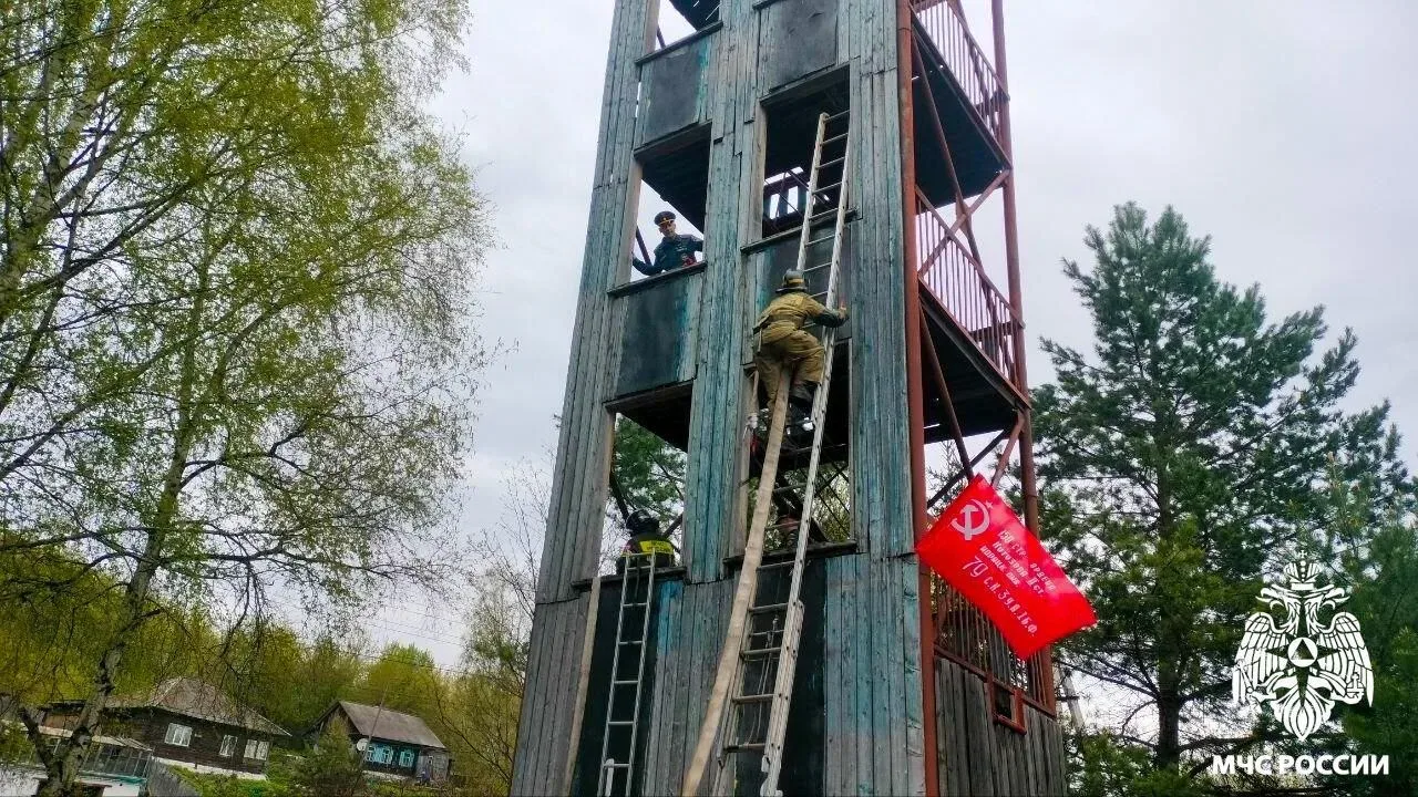 🔥 Кто быстрее подаст воду и заберется на третий этаж?  В Осинниках прошли гарнизонные соревнования п