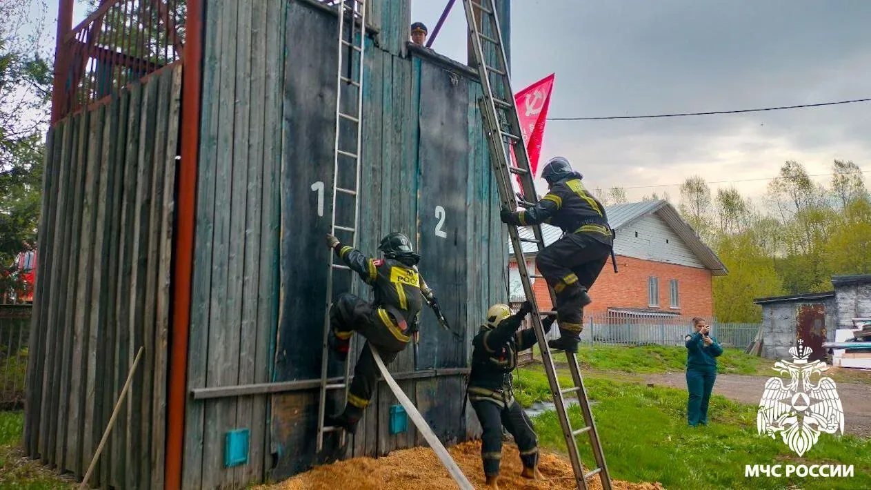 🔥 Кто быстрее подаст воду и заберется на третий этаж?  В Осинниках прошли гарнизонные соревнования п