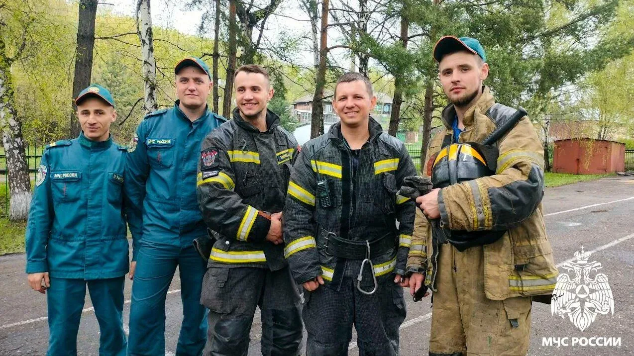 🔥 Кто быстрее подаст воду и заберется на третий этаж?  В Осинниках прошли гарнизонные соревнования п