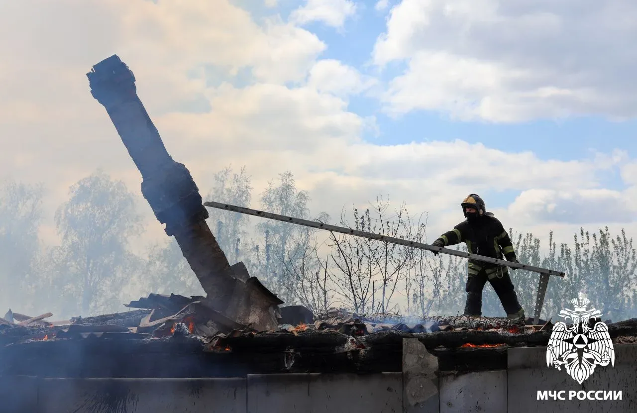 ❗️Остались без крыши над головой  ⚠ На улице Поворжевского в жилом районе Пионер произошел пожар. На