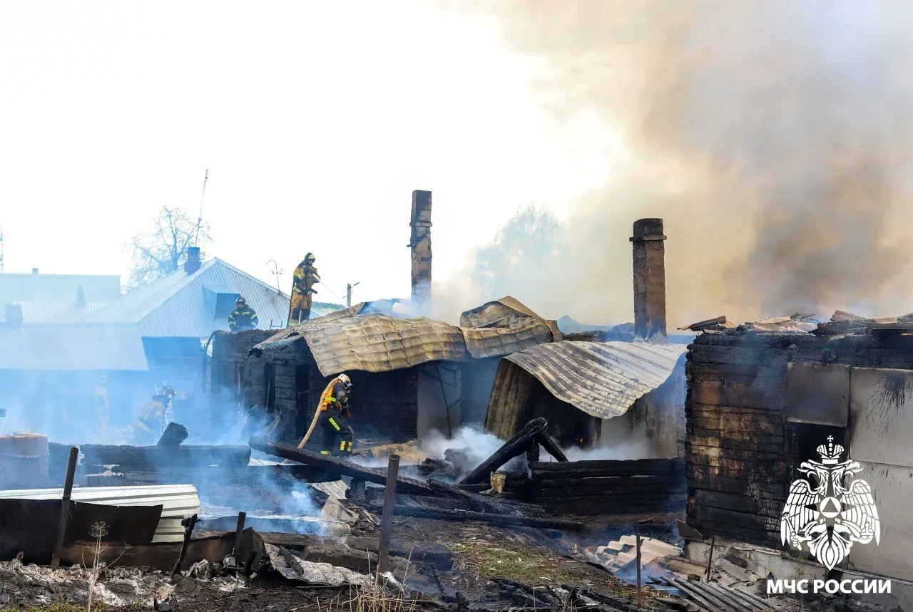 ❗️Остались без крыши над головой  ⚠ На улице Поворжевского в жилом районе Пионер произошел пожар. На