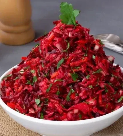Свекла с яблоком: Салат, который ем каждый вечер, а утром снова хочется! 🍁 🌿  Ингредиенты 🔸 Яблоко -