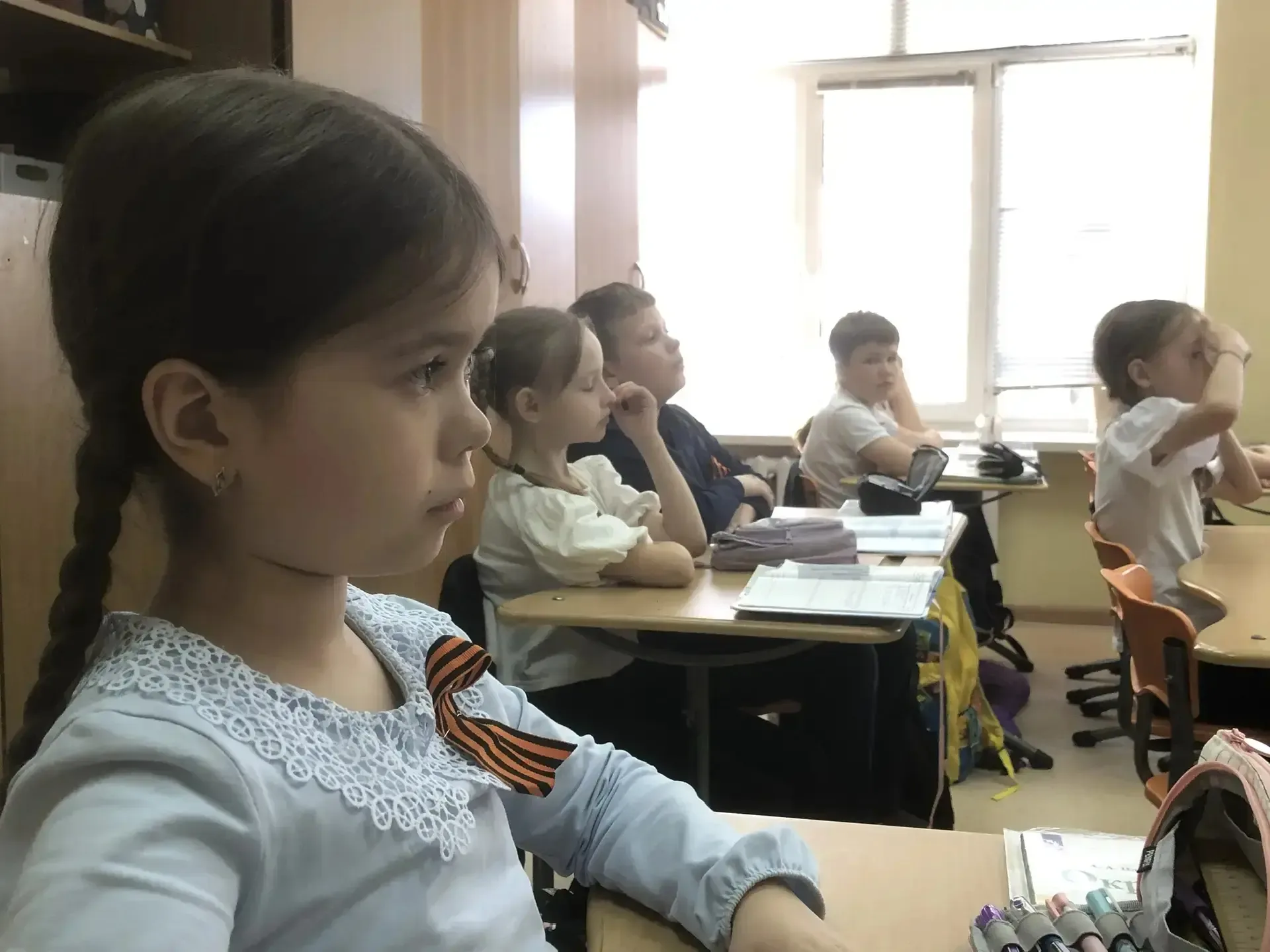 В рамках Всероссийской акции "Георгиевская ленточка" учащиеся 11г класса пришли в 1д класс, чтобы ра